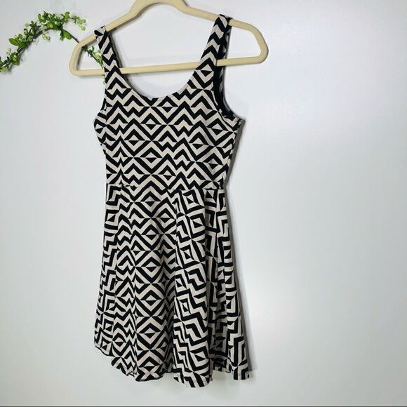 PINK VS Black Cream Chevron Triangle Skater Dress - Picture 2 of 7